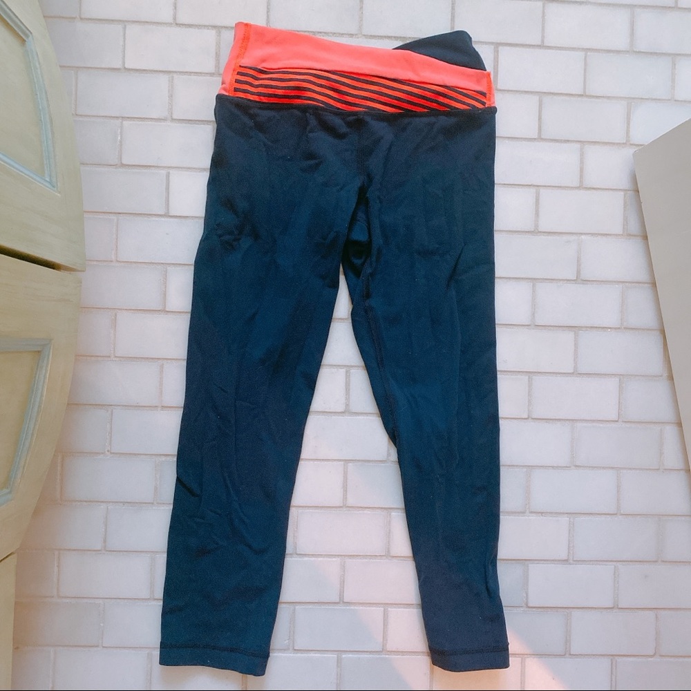 NAVY CROPPED LULULEMON LEGGINGS